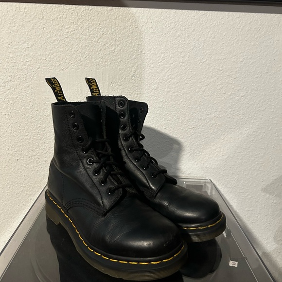Dr. Martens Shoes - Black leather Dr. Martens 1460 pascal leather boots

Send me offers!